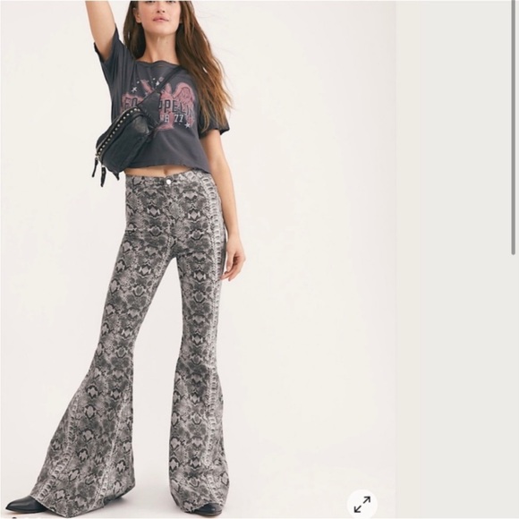 FREE PEOPLE Snake Print High Rise Wide Leg Jeans Size 32 NWT - Picture 2 of 12